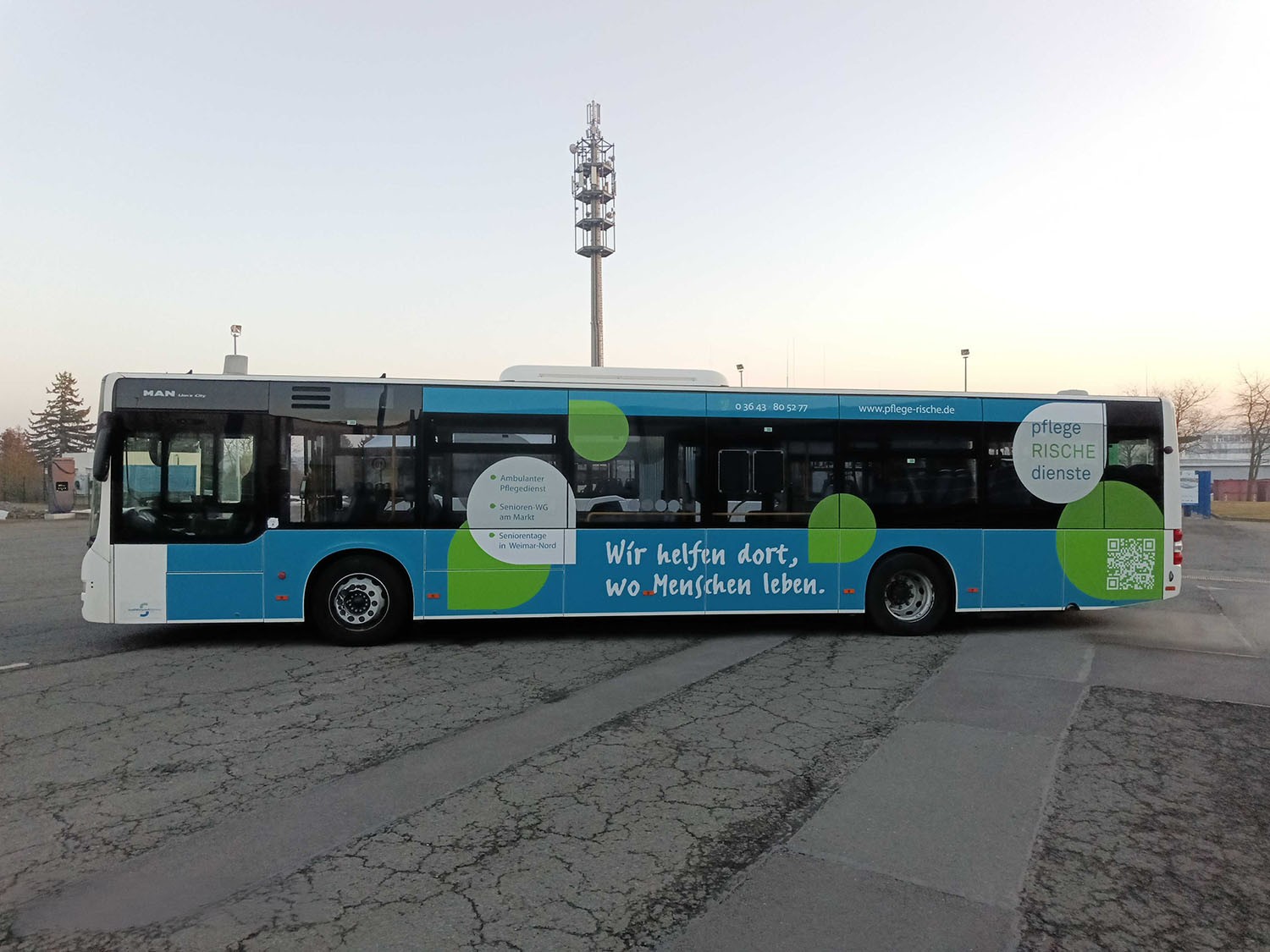 Bus mit Werbung Fahrerseite