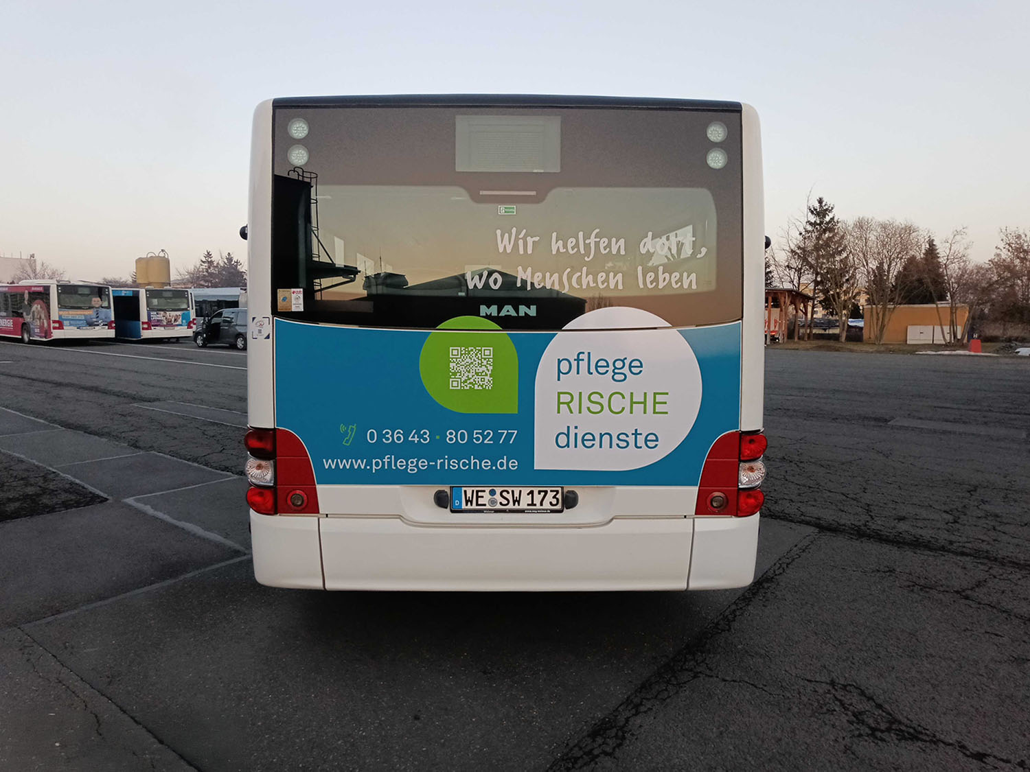 Bus mit Werbung Heck