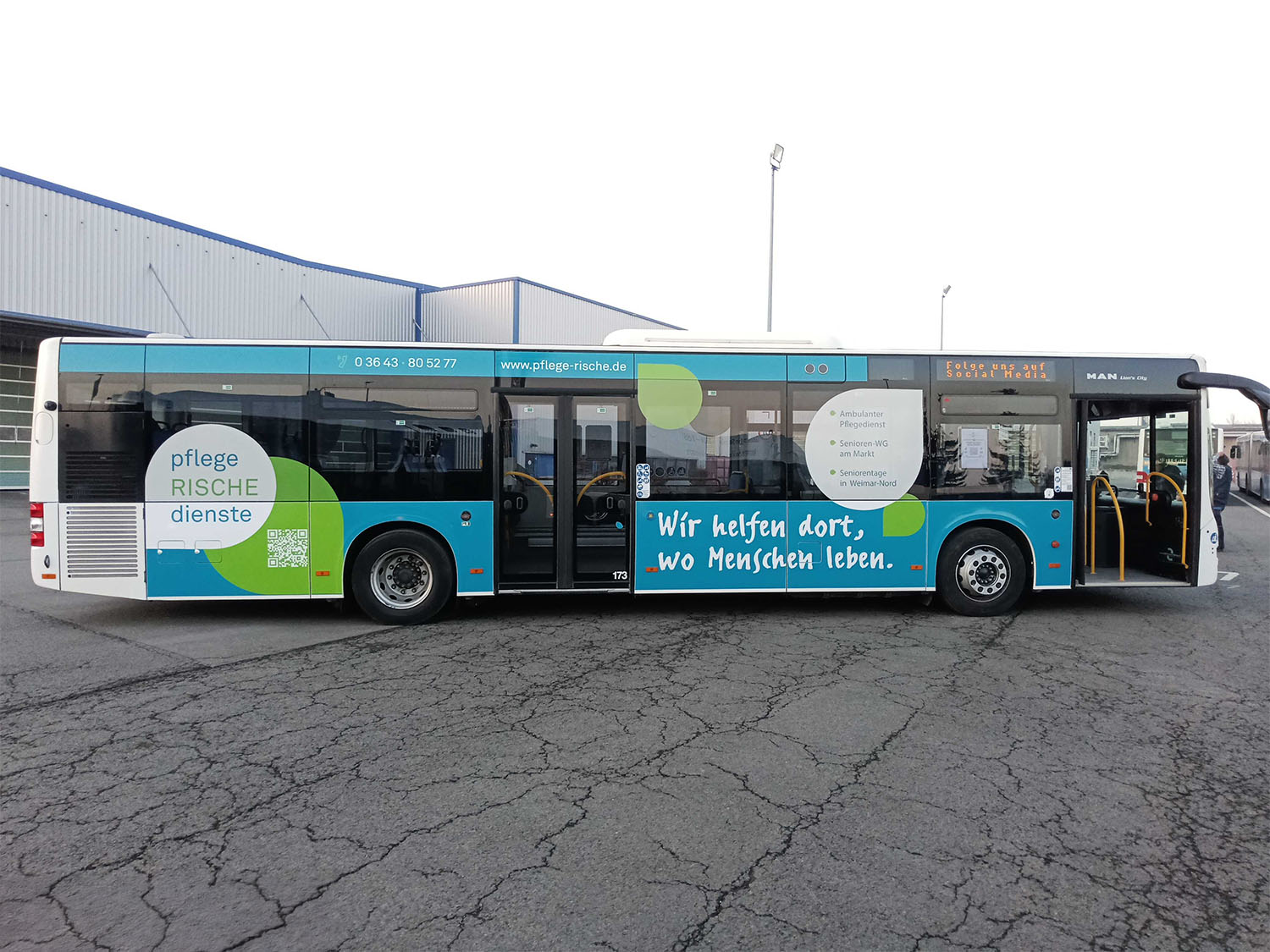 Bus mit Werbung Einstiegsseite